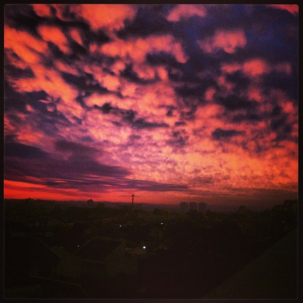 Céu púrpura sobre a cidade