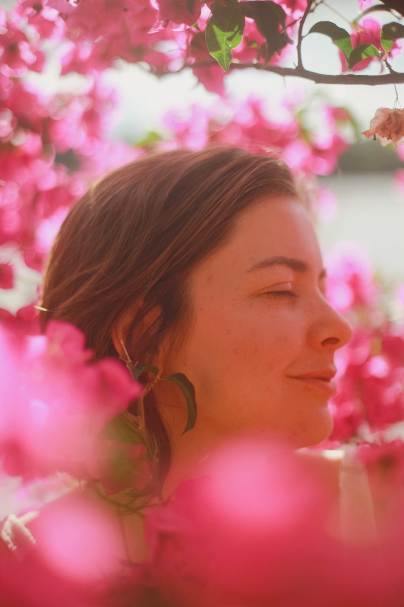Camila entre flores rosas — espécime número 1